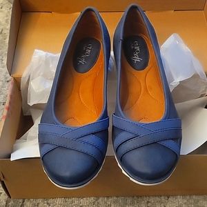 Ladies size 8 blue flats